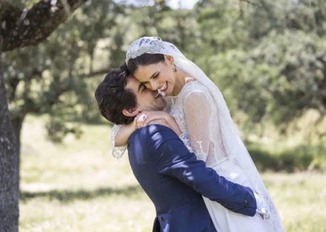 Pareja de novios abrazándose en el campo el día de su boda