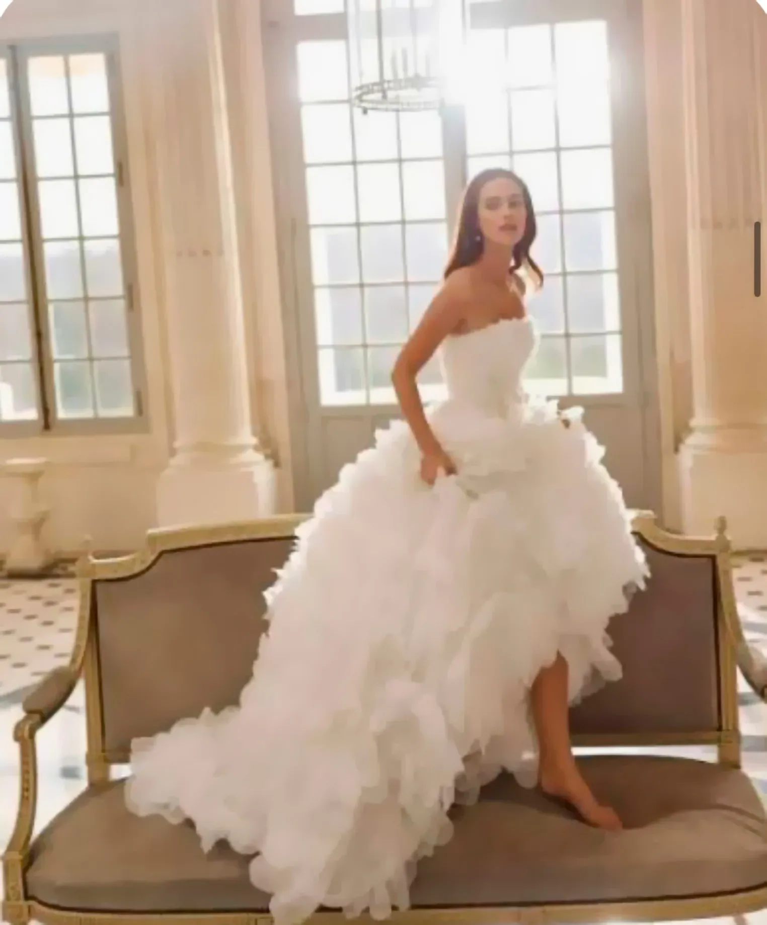Vestido de novia moderno con falda asimétrica de volantes