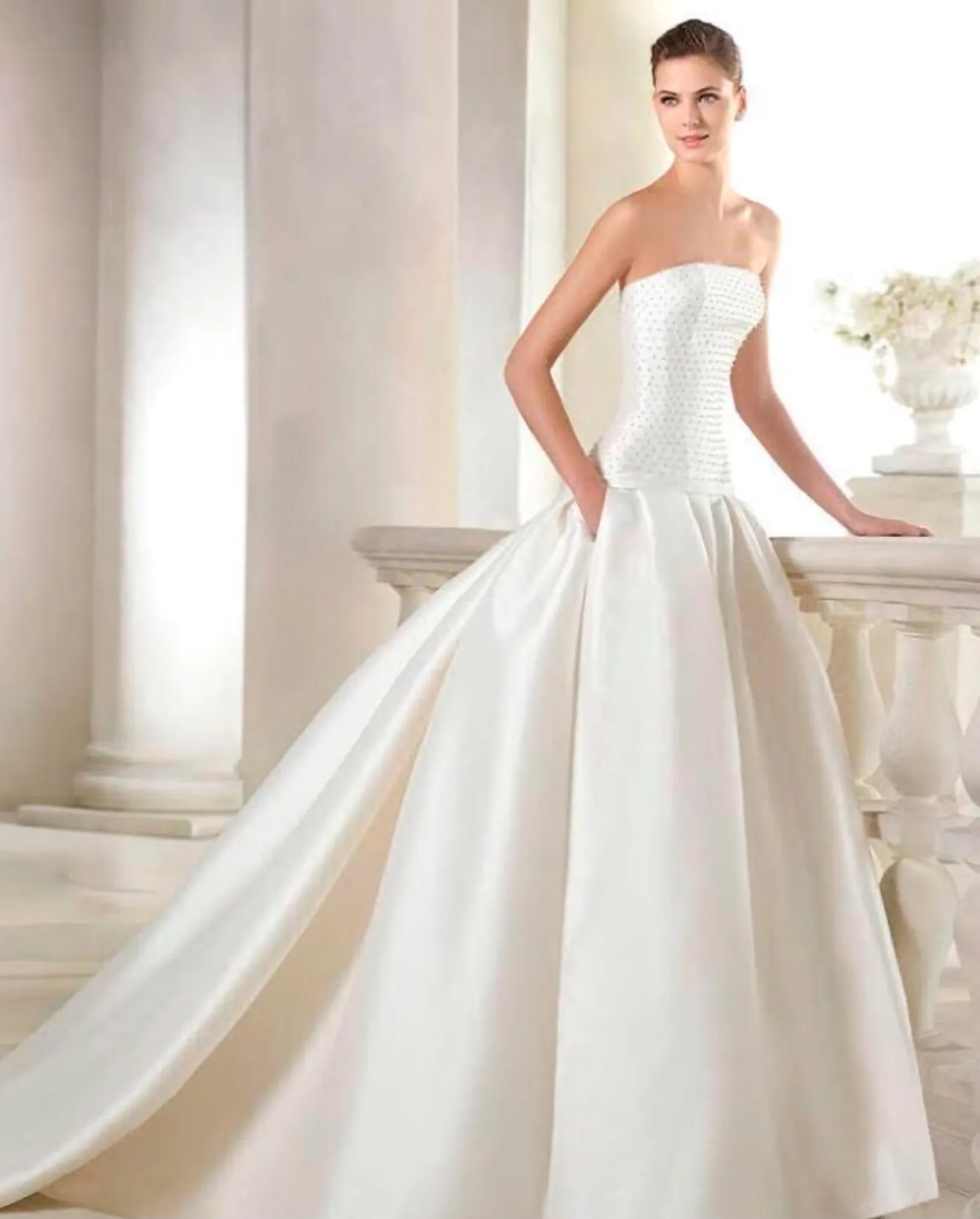Vestido de novia palabra de honor con falda de mikado