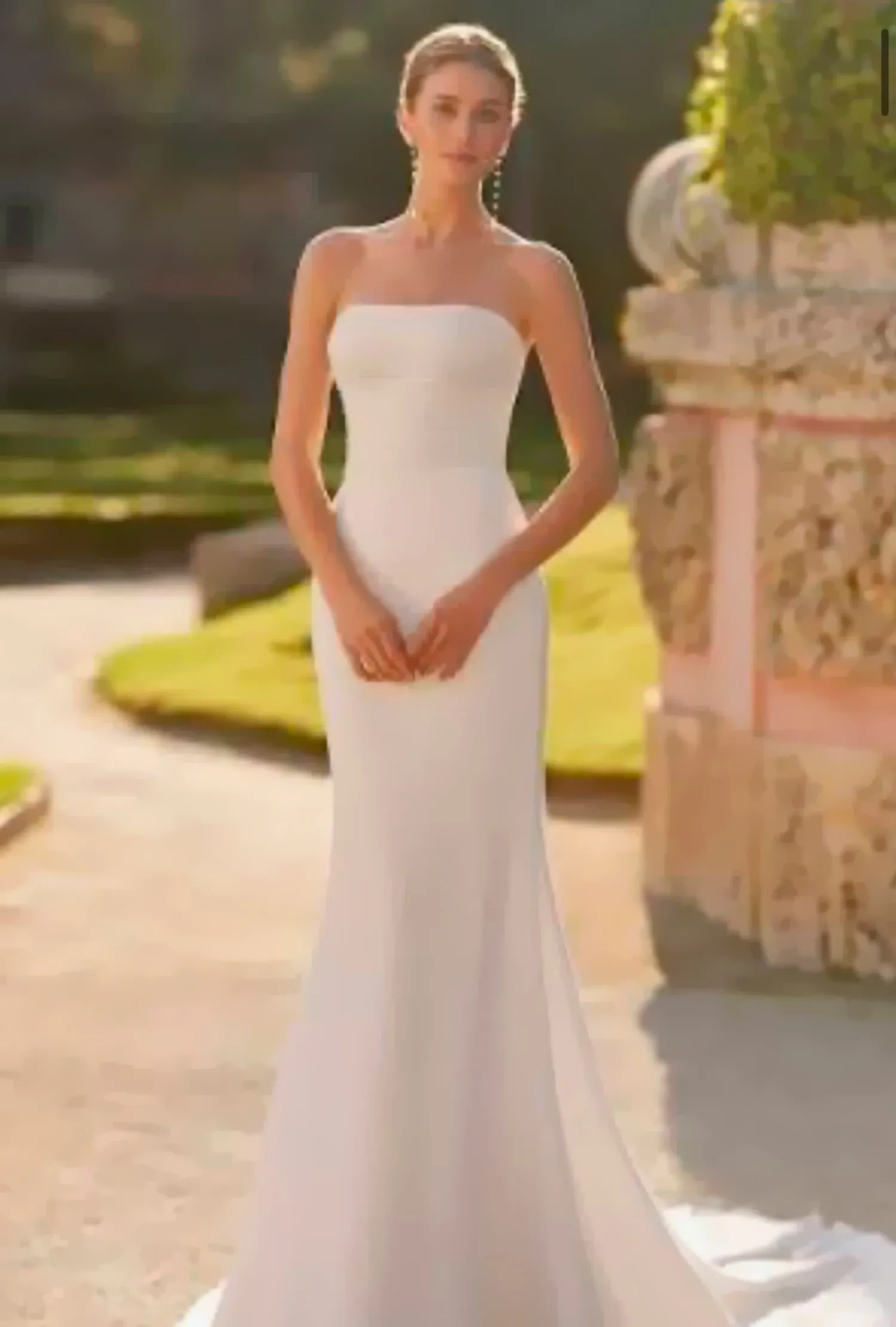 Vestido de novia sencillo y minimal de líneas rectas