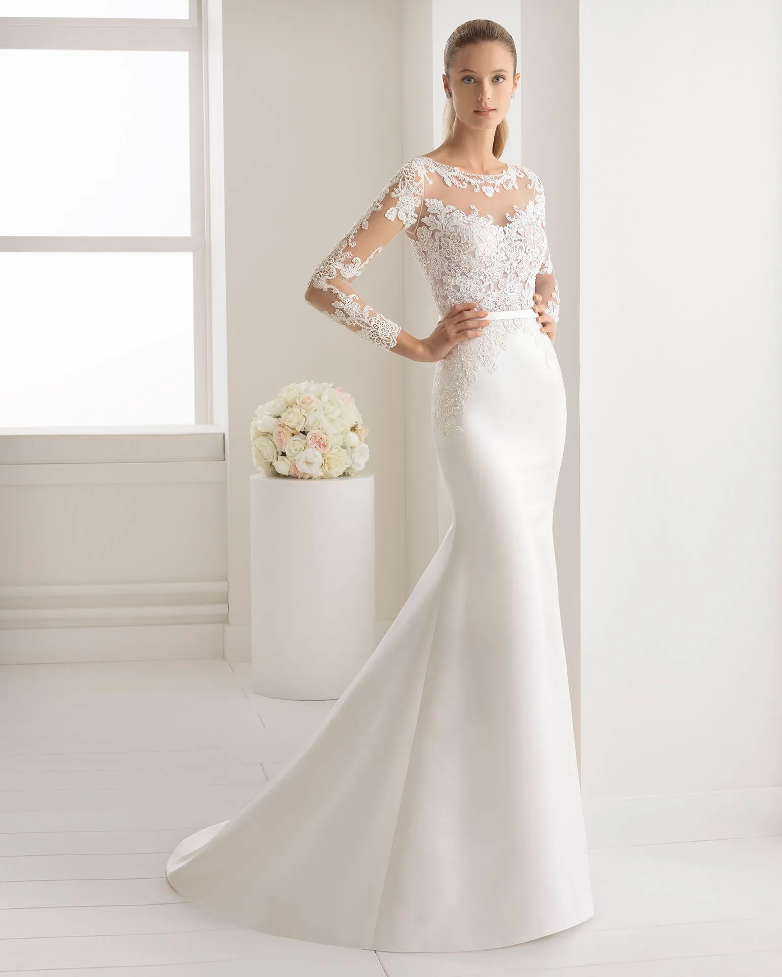 Vestido de novia sirena con cuerpo de encaje y manga larga