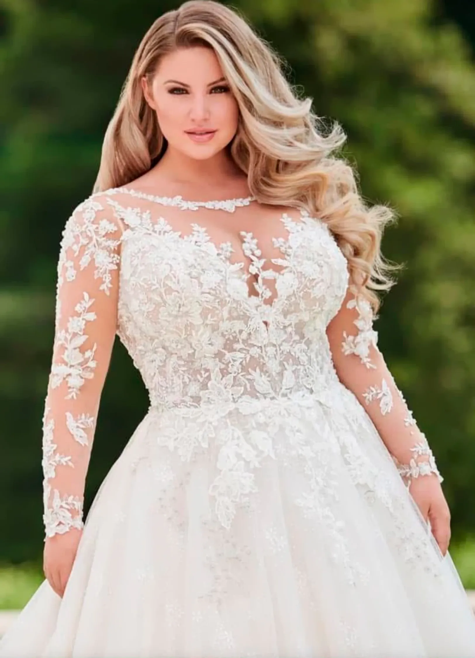 Novia de talla especial con vestido de encaje y manga larga